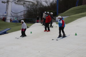 Les enfants des écoles primaires s’entraînent au ski !