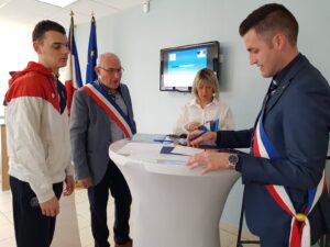 Remise des cartes électorales aux jeunes électeurs