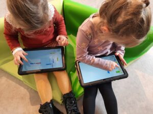 Les enfants découvrent le numérique à la médiathèque