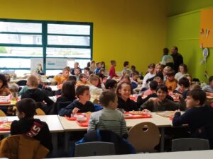 Ambiance dolce vita au restaurant scolaire