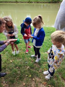 Les enfants de l’accueil loisirs maternelle à la pêche