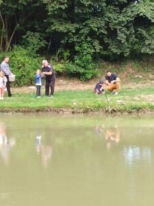 Les enfants de l’accueil loisirs maternelle à la pêche