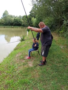 Les enfants de l’accueil loisirs maternelle à la pêche