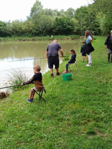 Les enfants de l’accueil loisirs maternelle à la pêche