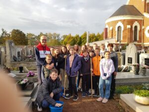 NETTOYAGE des SEPULTURES par les JEUNES du CAJ