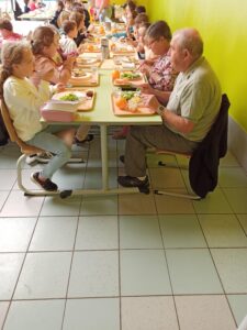 Repas entre nos aînés et nos jeunes