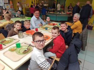 La cantine accueille les seniors de la ville