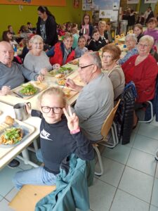 La cantine accueille les seniors de la ville