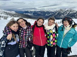 Les jeunes du CAJ au ski