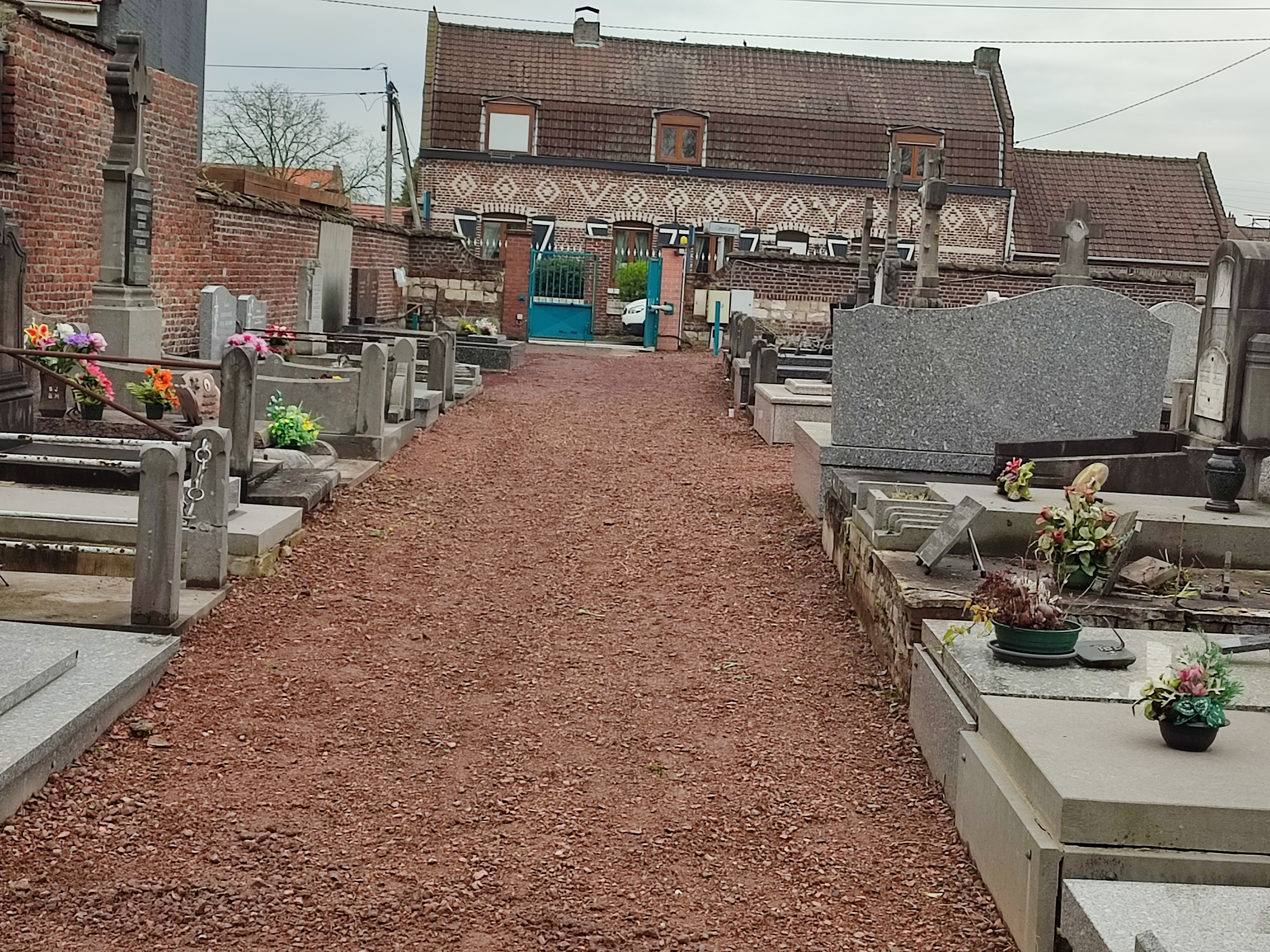Le cimetière de Billy propre et débarrassé de ses mauvaises herbes!